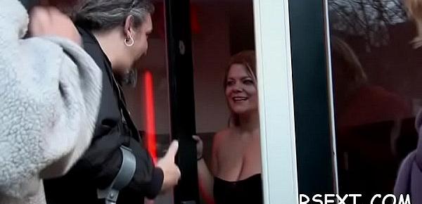  Sexyg prostitute gets down to show off her amazing orall-service